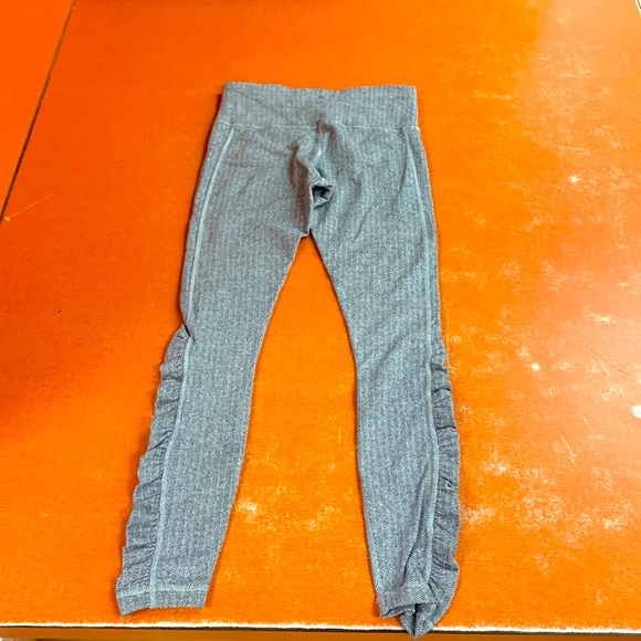 Light grey Lululemon leggings knit herringbone wunder under. - Picture 3 of 3